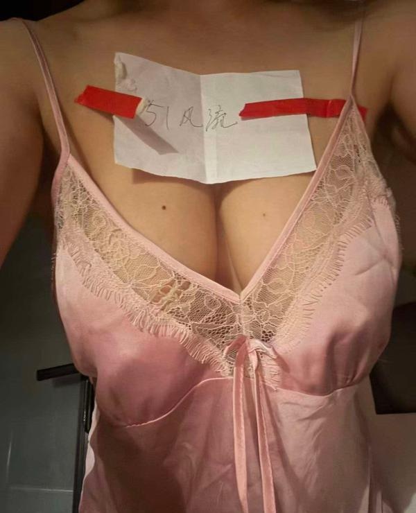 能三通的E奶美少妇