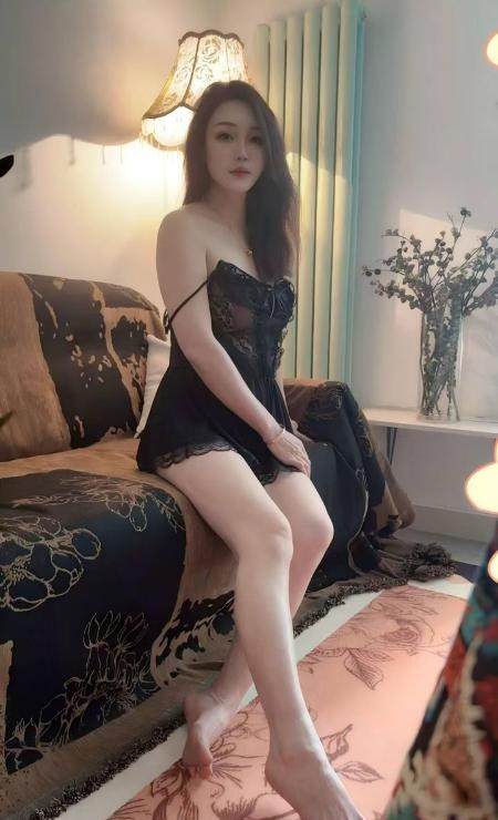 性感肤白大胸颜值老师