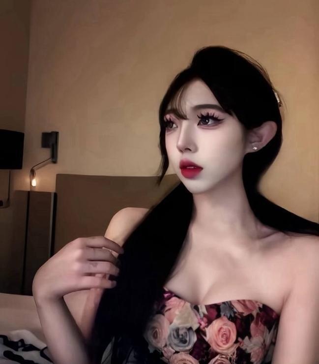 湖里水多翘臀嫩妹