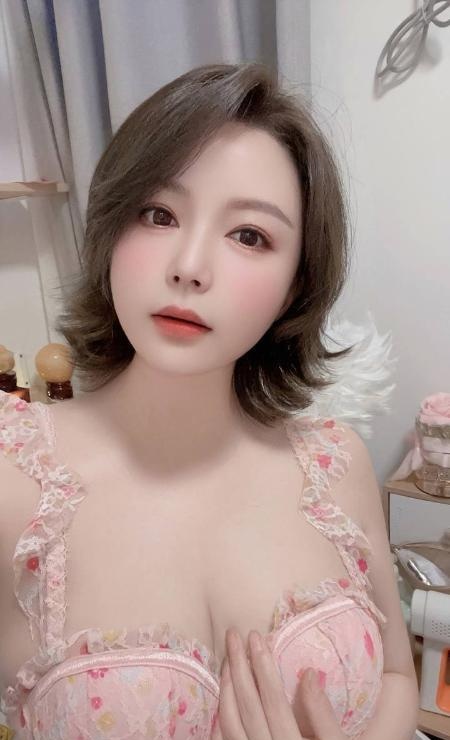 丰满大胸短发妹子