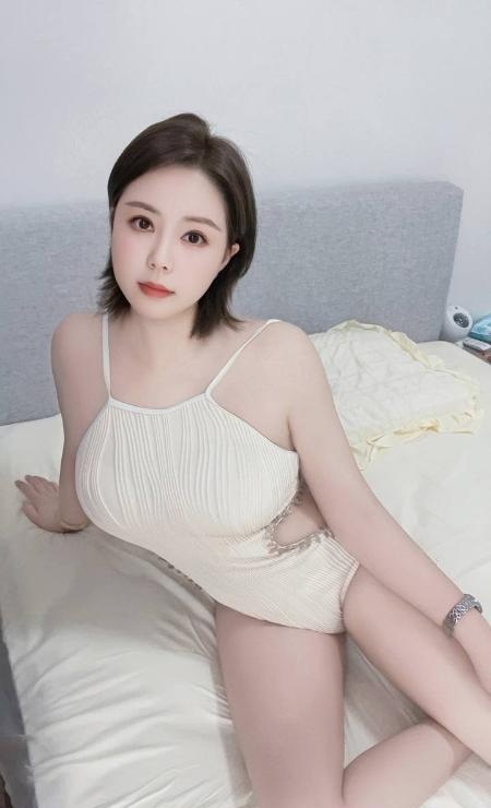 丰满大胸短发妹子