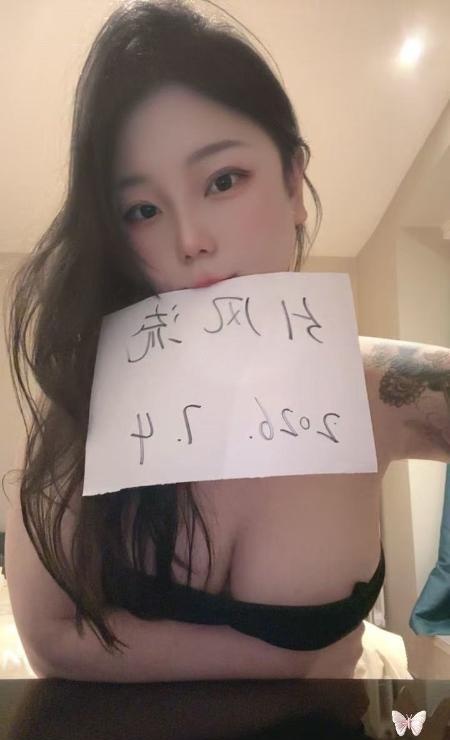 大胸闷骚喷水微胖妹妹