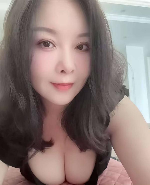 风骚大奶服务控骚少妇