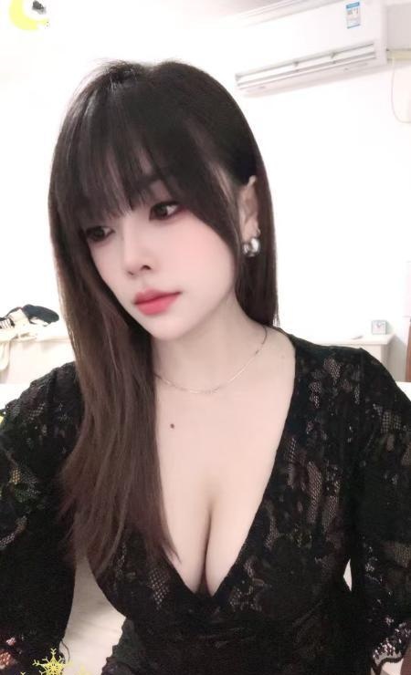纹身冷白皮少妇