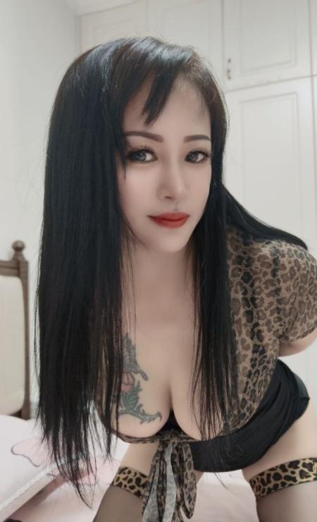 豹纹大胸风骚熟女