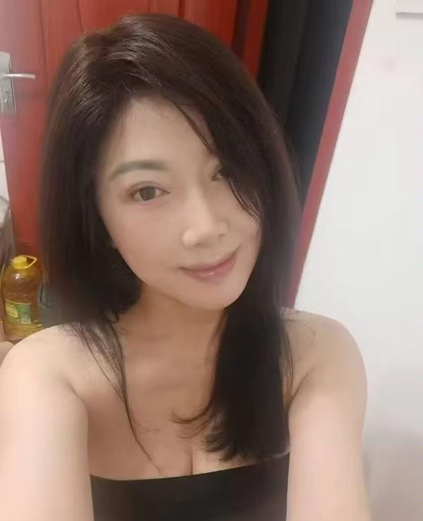昆明巨乳白嫩御姐
