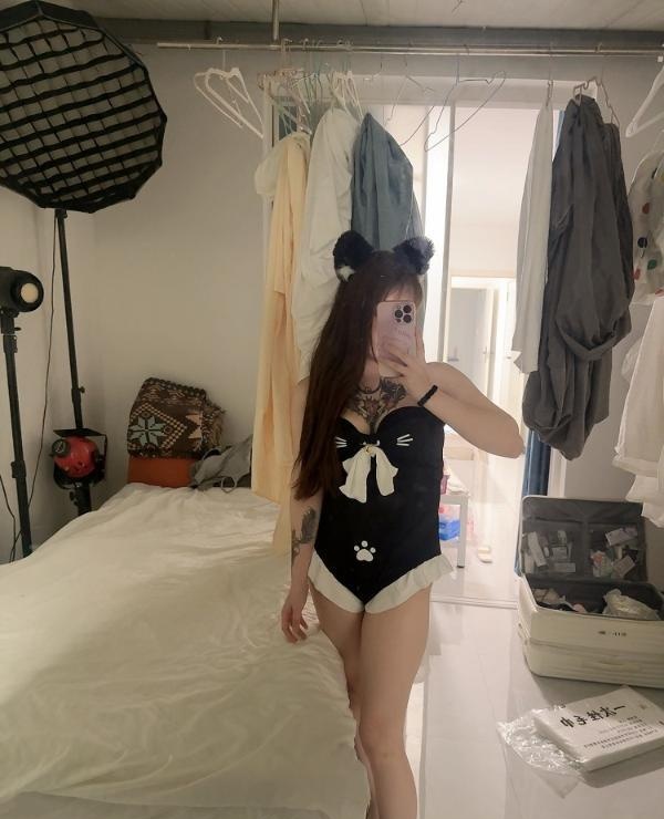 长宁白嫩纹身美女