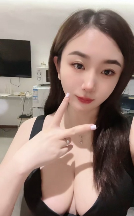 E奶OL骚秘小美
