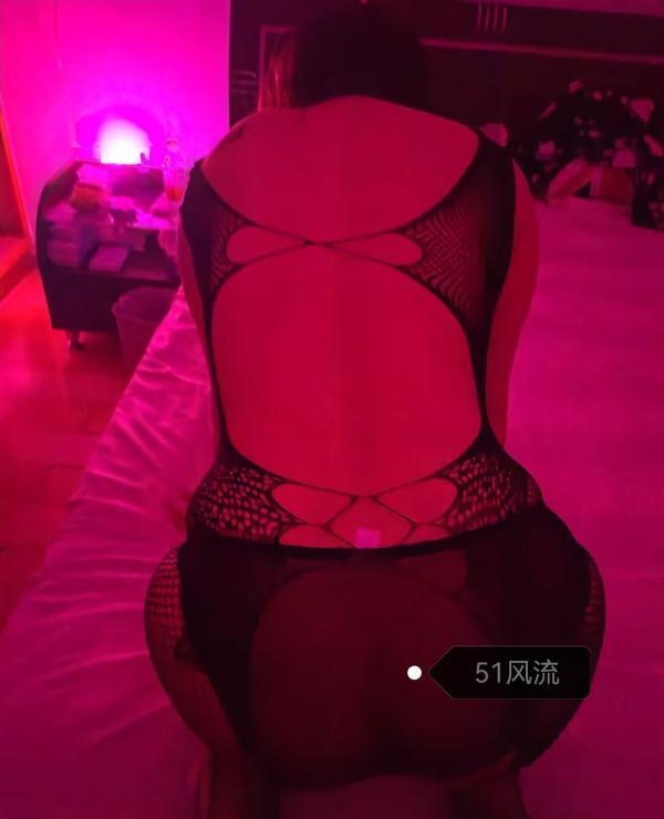 二刷风骚翘臀少妇