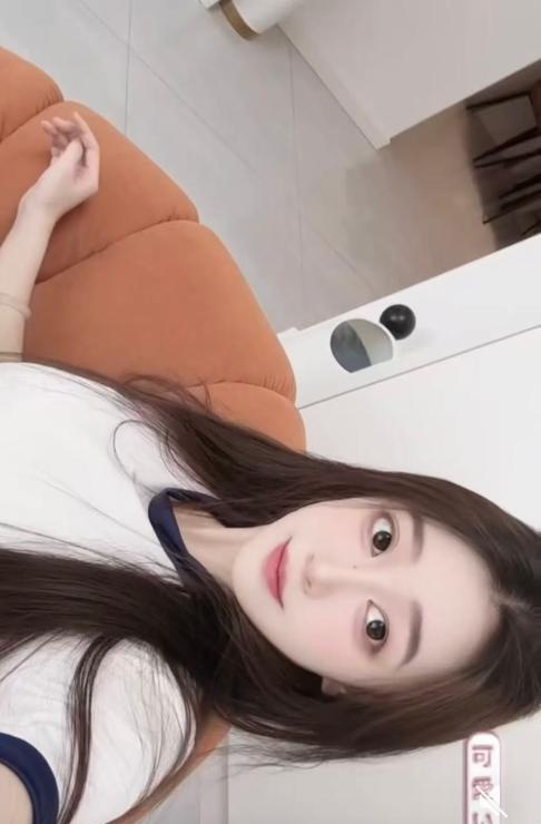 江岸清纯可爱美少女