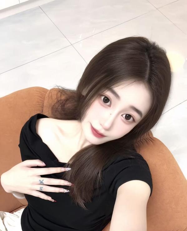 江岸清纯可爱美少女