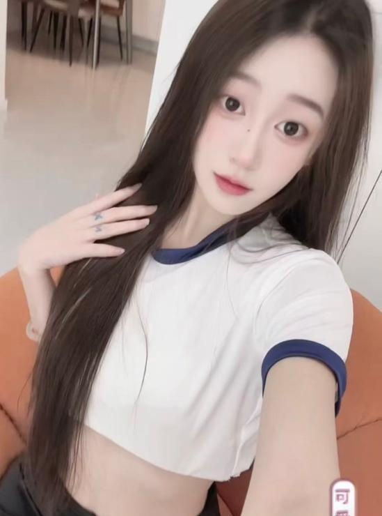江岸清纯可爱美少女