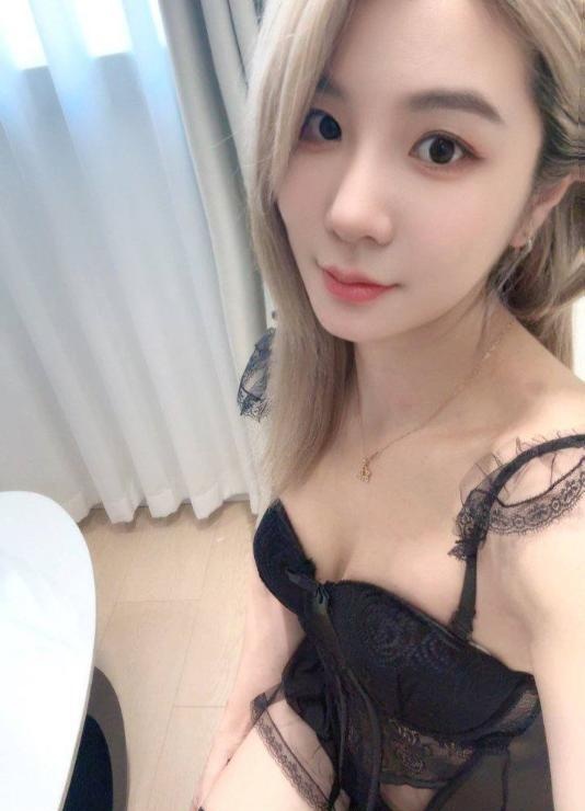 抱操金发排骨精