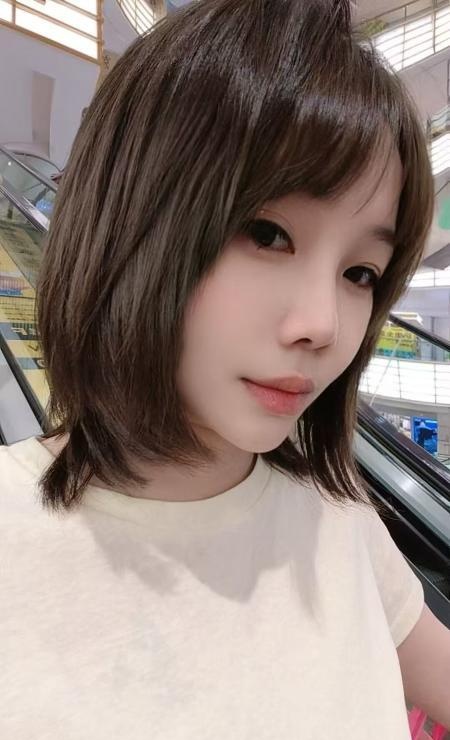 短发美乳御姐