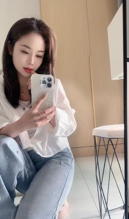 短发美乳御姐