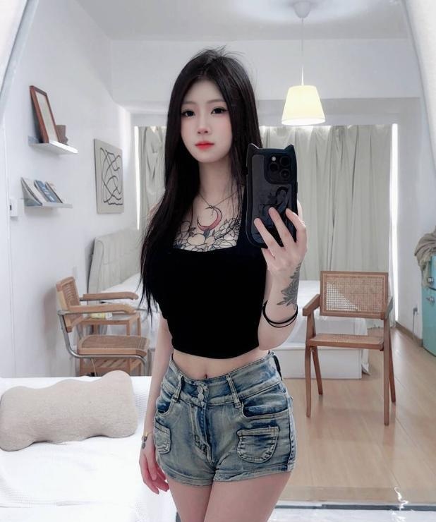 龙华纹身大奶靓妹