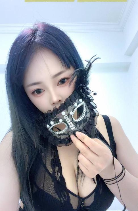 四刷肤白大奶吉吉