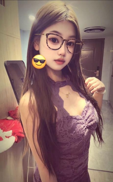 反差美女萌萌