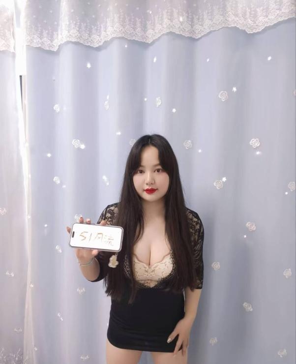 丰满喷水小姐姐