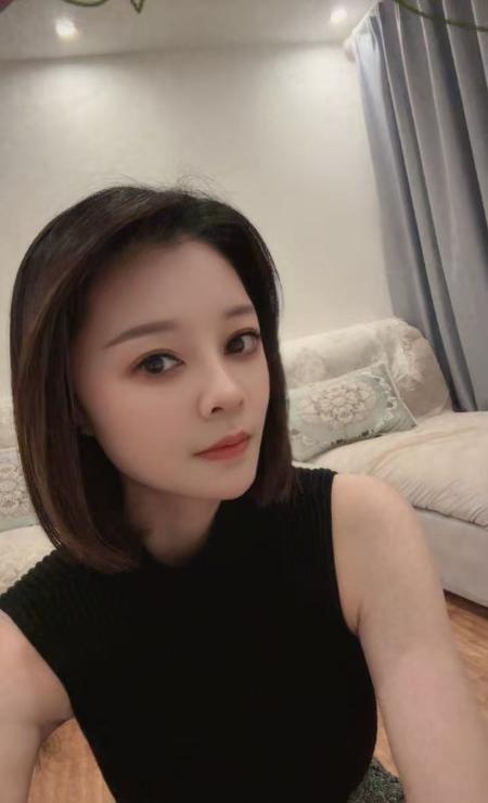 短发大奶御姐