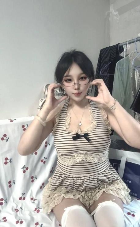 湖里性感诱惑眼镜妹