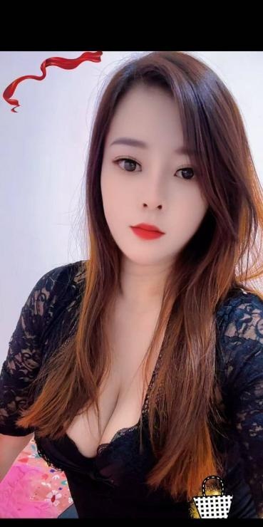 大奶子美腿少妇