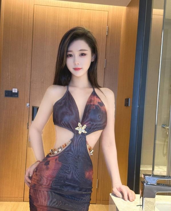 前凸后翘A4腰萱萱