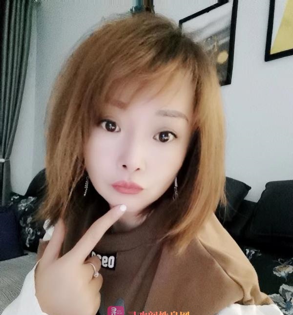 短发大奶妹子