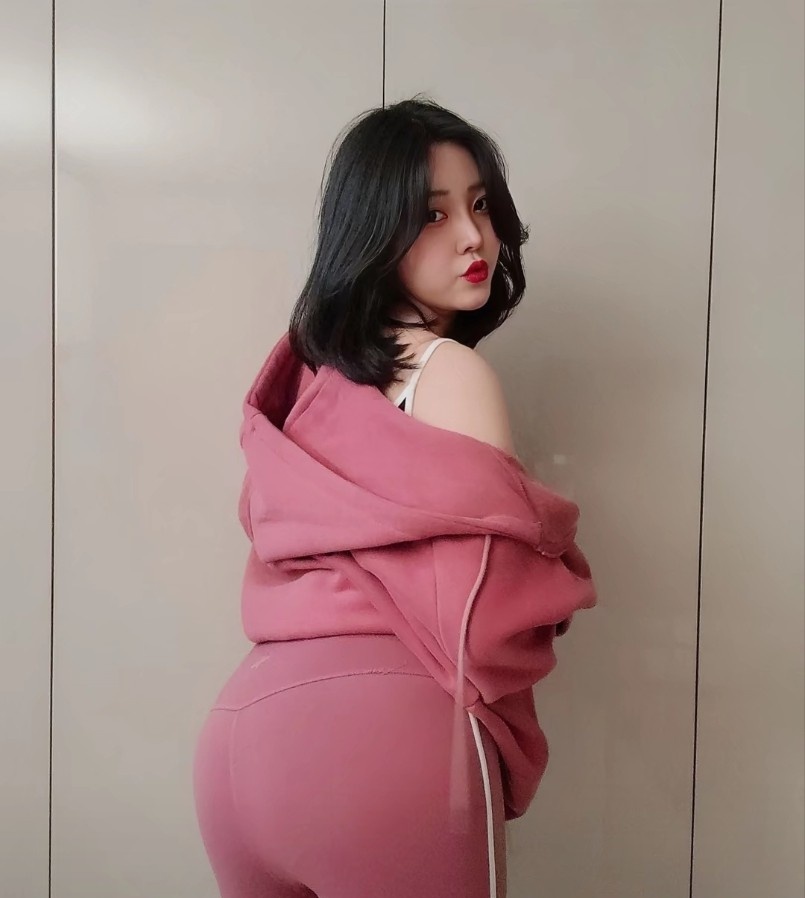 和平翘臀大波妹