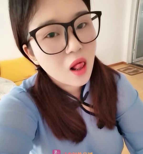 微胖眼镜少妇