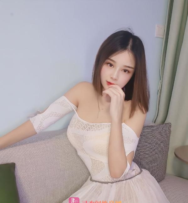 服务细致的短发妹子