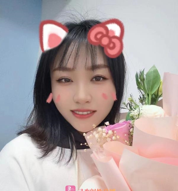 白云可爱妹子
