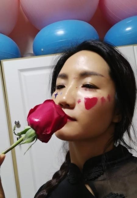 探眼镜姐家抓龙筋