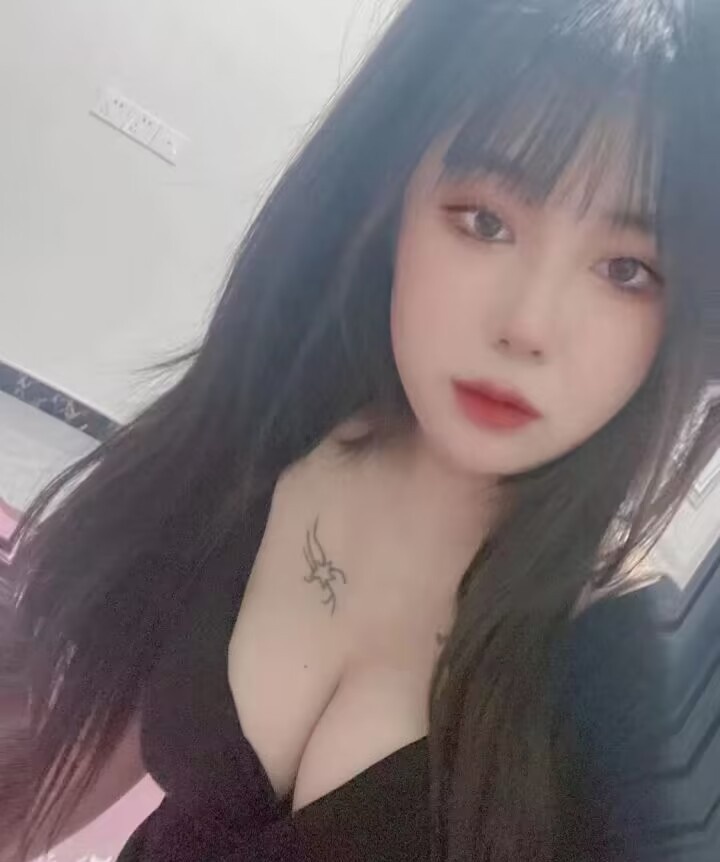 南昌西湖大胸萌妹子