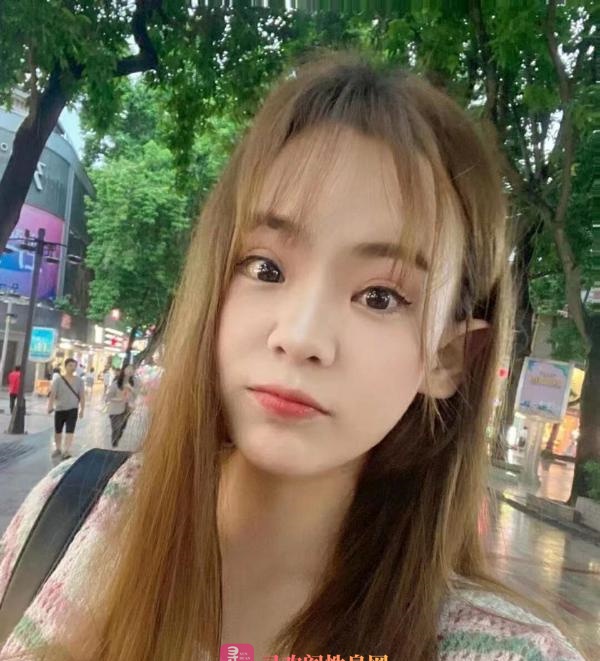 苗条年轻小姑娘