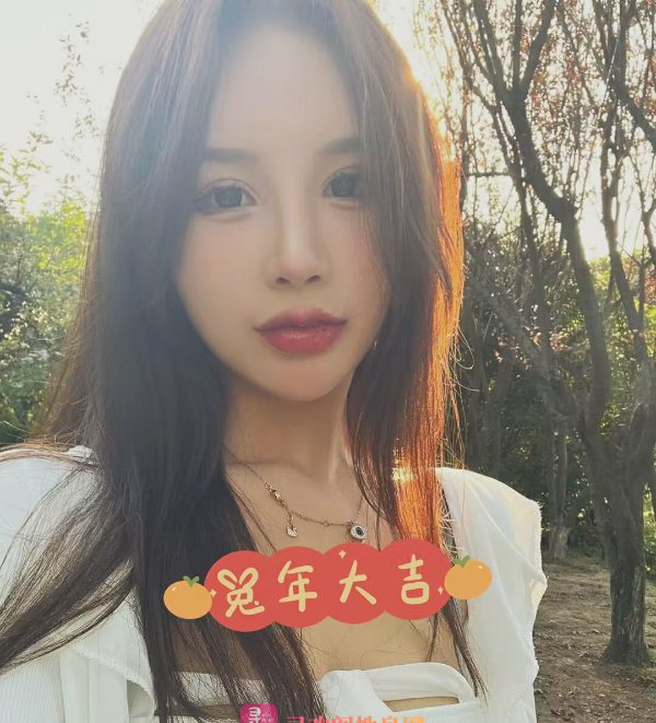 蜜桃熟嫩的妹子