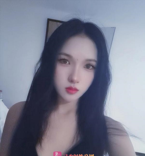 害羞的年轻妹子
