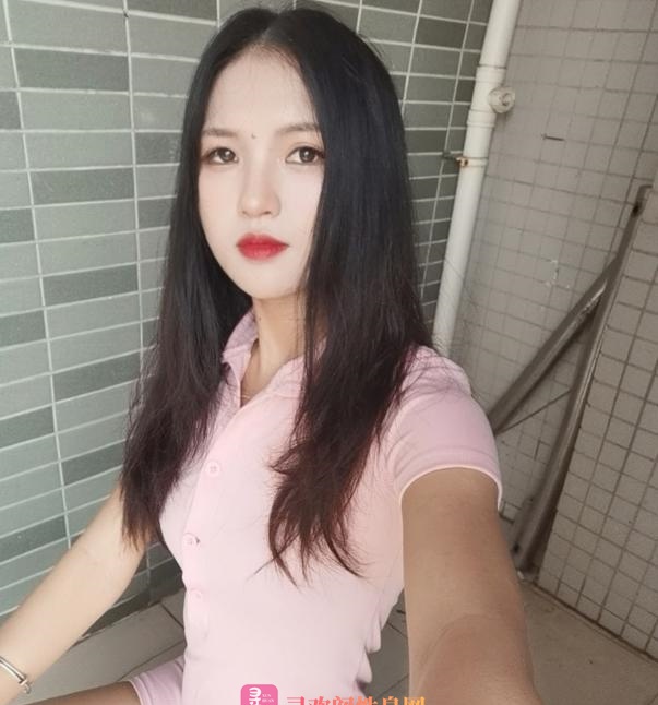 害羞的年轻妹子