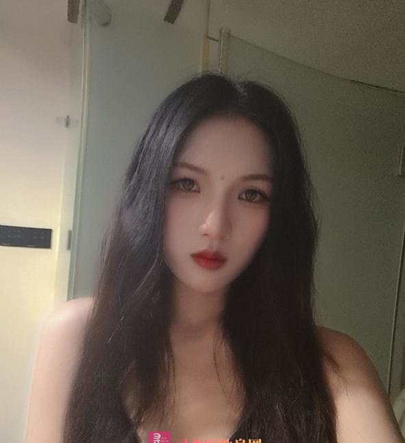 害羞的年轻妹子