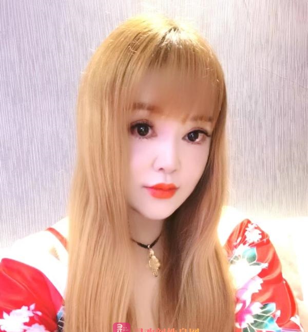 红衣纯洁抓龙根少妇