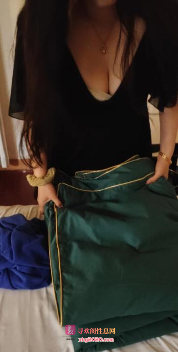 泄火全裸小骚妹