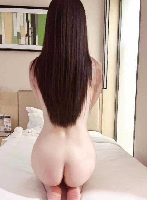 白净且身材棒棒的软妹