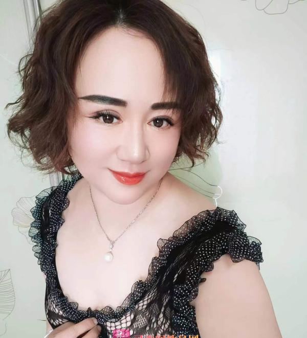 大奶服务少妇