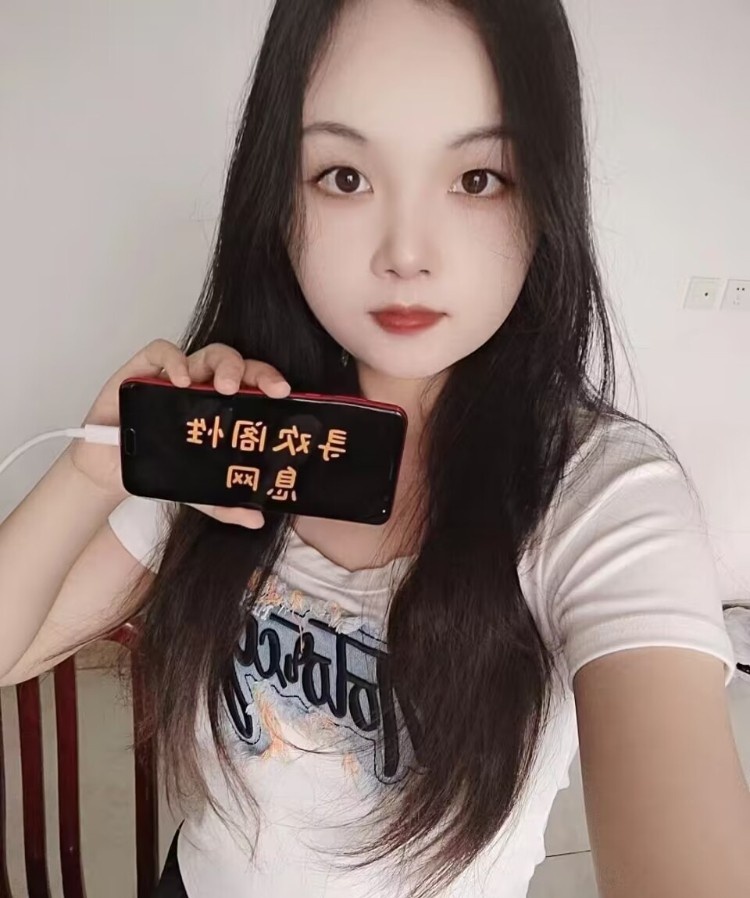 长腿肥臀眼镜妹