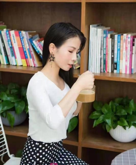 细腰大殿 骚小小