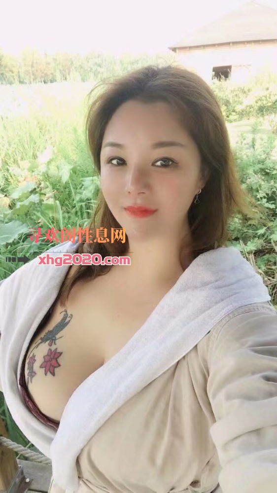 纹身大奶熟女