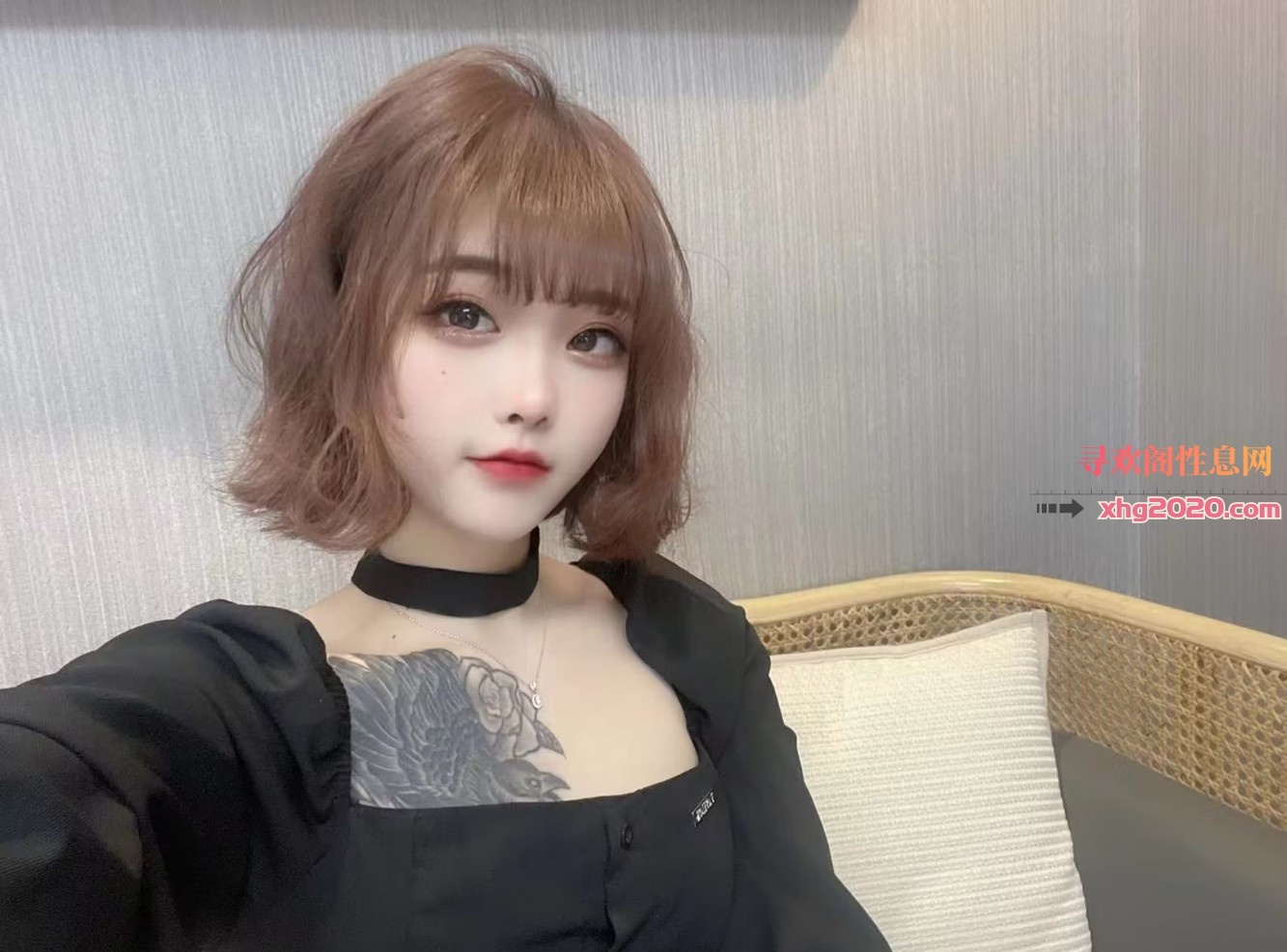 纹身嫩妹