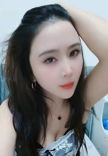 街道口红唇烈焰月月