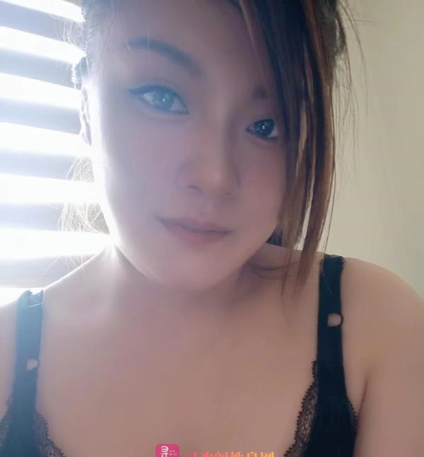潘家园大眼妹子