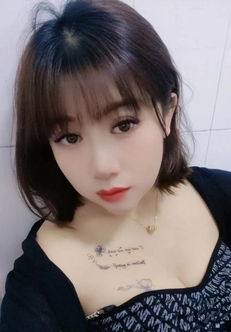 白云短发气质少妇波琴